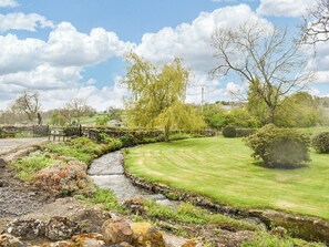 A rural landscape with a stone bridge, a grassy field, and a small stream. - 1 bedroom accommodation in Harmby, near Leyburn (Harmby, near Leyburn)