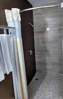 Escritorio, tabla de planchar con plancha, wifi gratis y ropa de cama