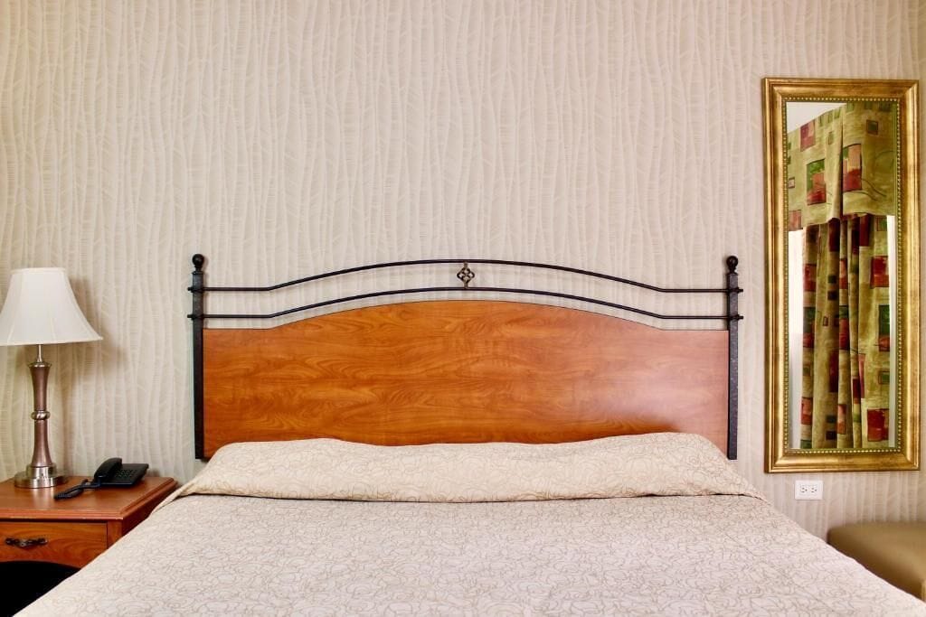 deluxe room | desk, iron/ironing board, free wifi, bed sheets