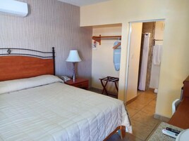 Quarto luxo | Escrivaninha, ferros/tábuas de passar roupa, Wi-Fi de cortesia