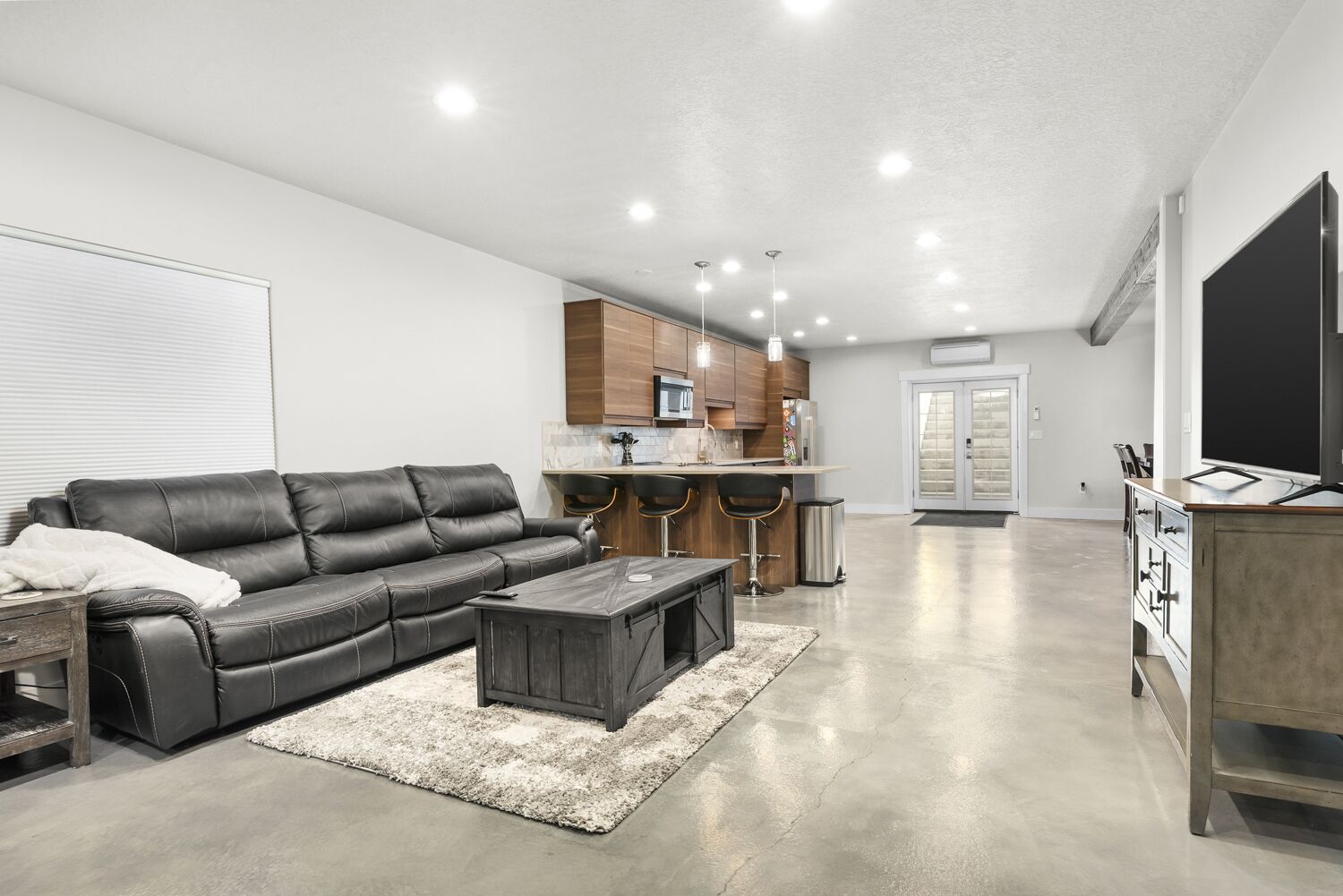 Smart TV, table football, stereo