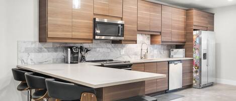 Réfrigérateur, micro-ondes, four, plaque de cuisson