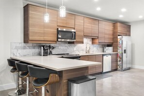 Frigorifero, microonde, forno, piano cottura