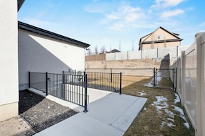 المنطقة المحيطة بالمنشأة