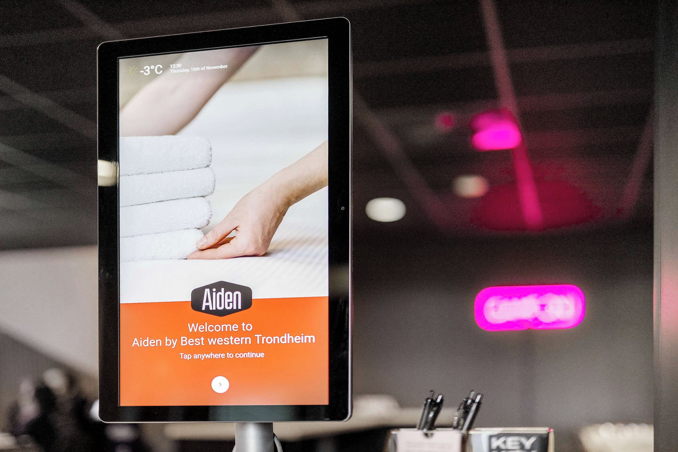 Ein digitales Kiosk mit einer Willkommensnachricht für Aiden von Best Western Trendheim.