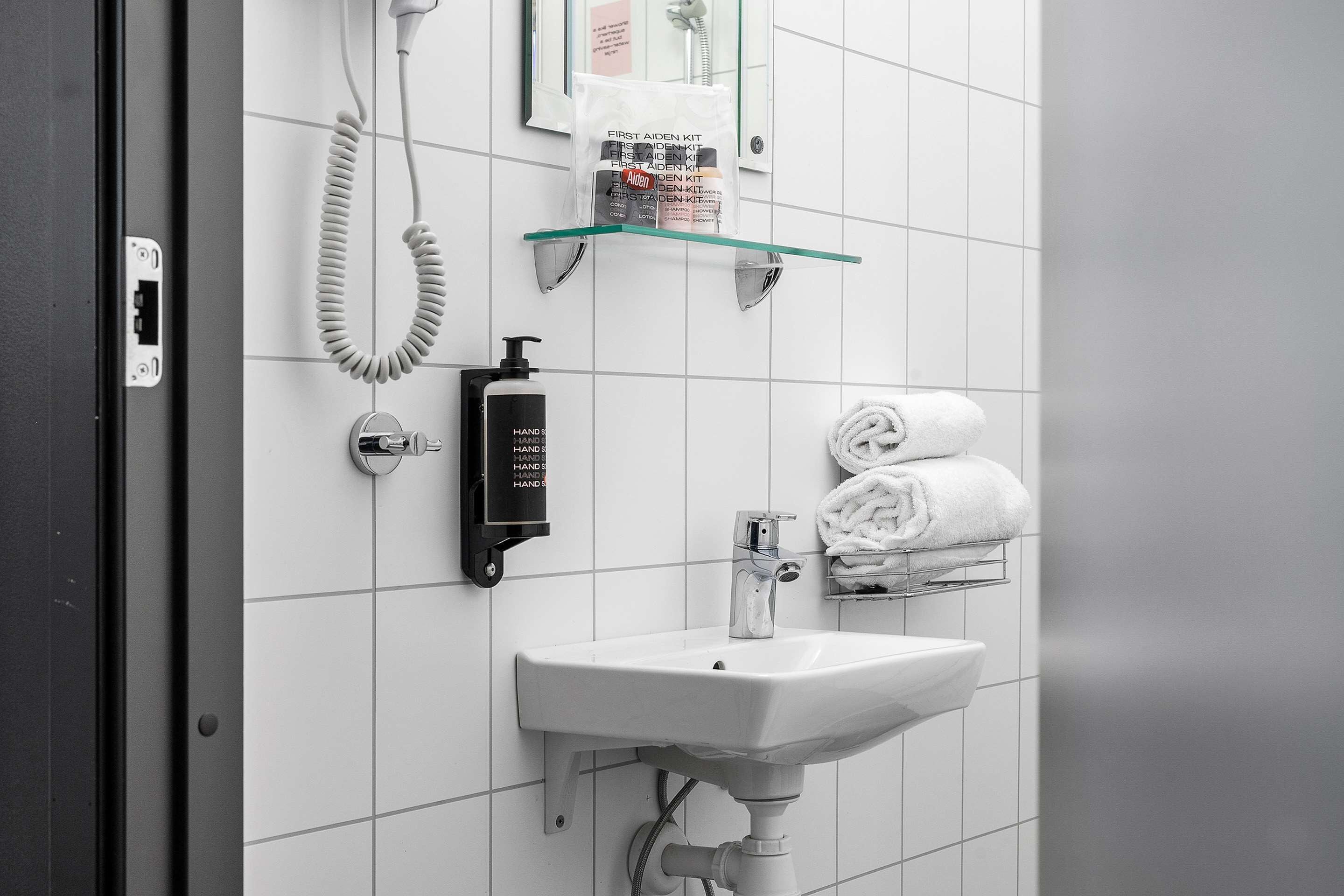 1 bedroom, pillow-top beds, desk, laptop workspace