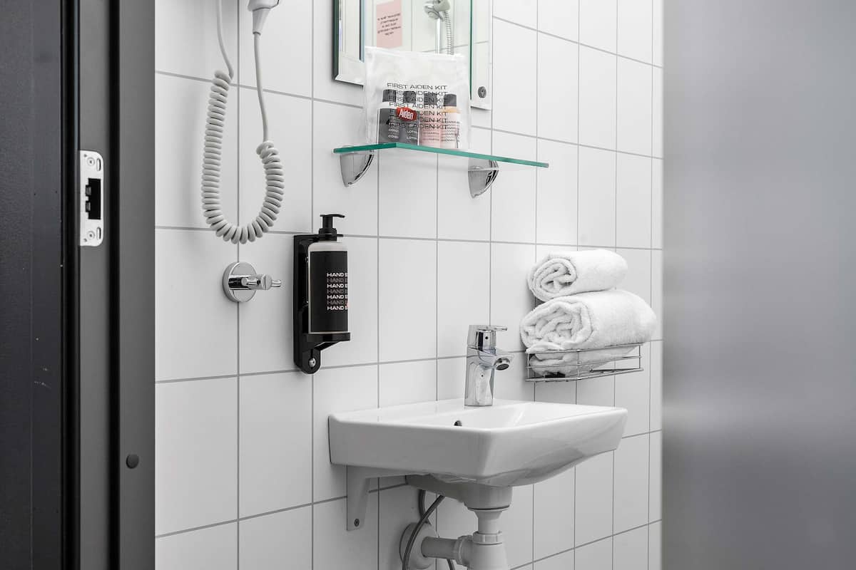 1 bedroom, pillow-top beds, desk, laptop workspace