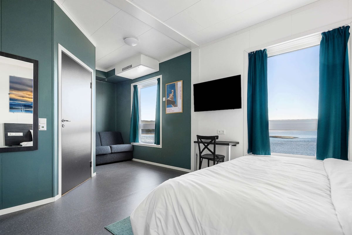 family room, 1 queen bed, non smoking (with sofabed) | 1 bedroom, pillow-top beds, desk, laptop workspace