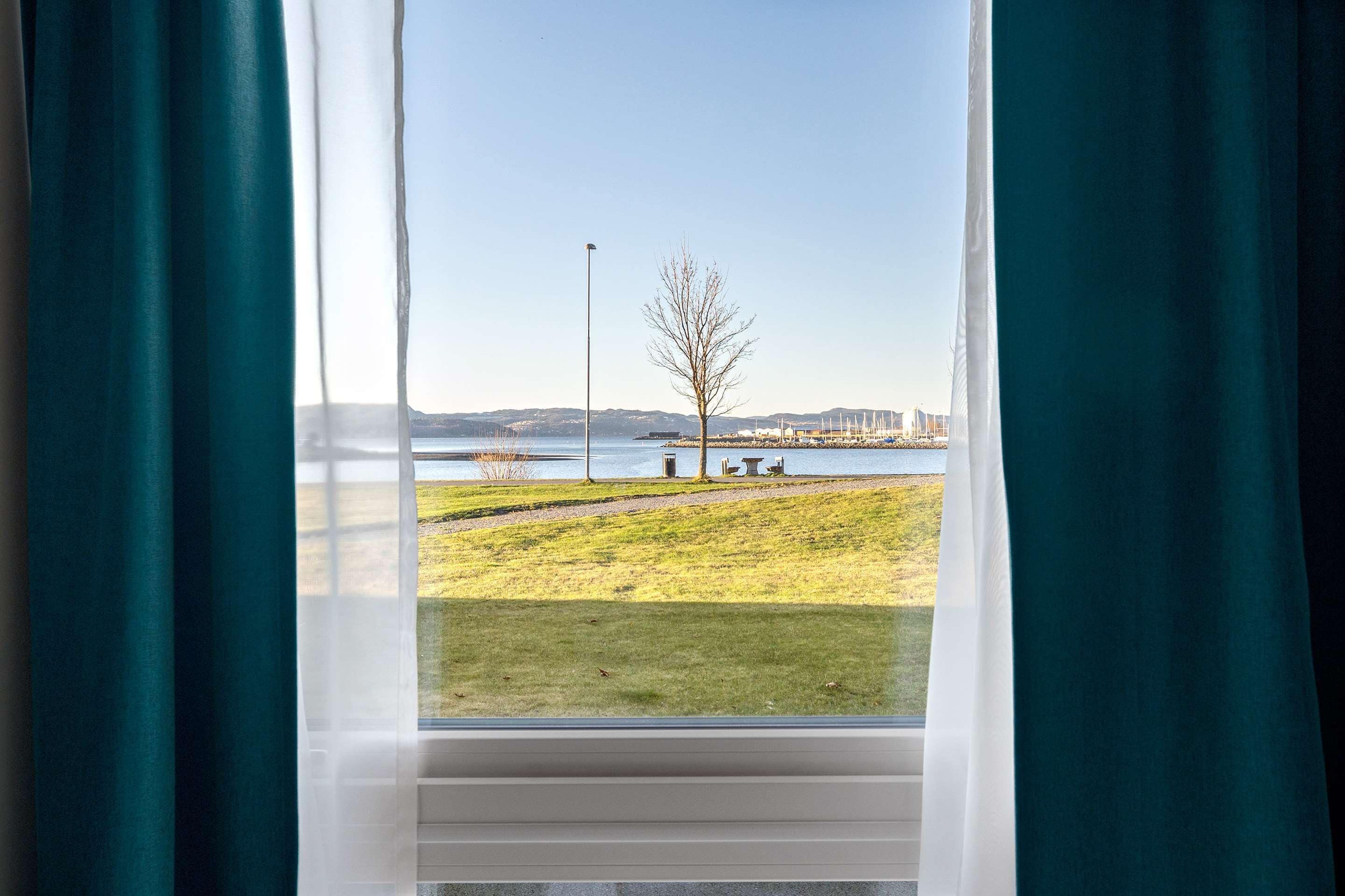 1 bedroom, pillow-top beds, desk, laptop workspace