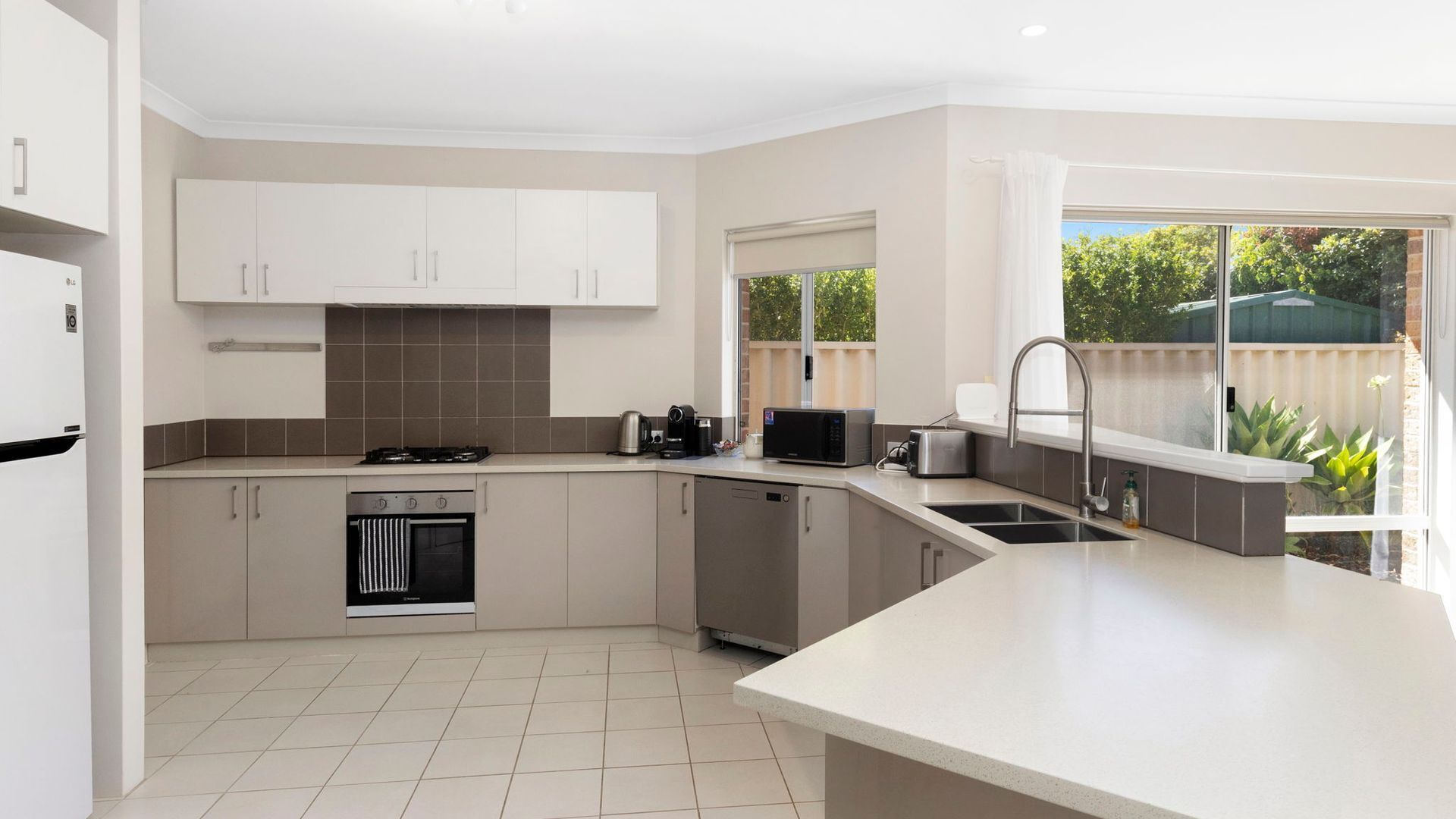 Mikrovågsugn, ugn, diskmaskin och barnstol