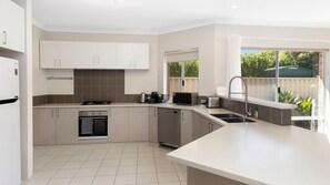 Mikroaaltouuni, uuni, astianpesukone, syöttötuoli