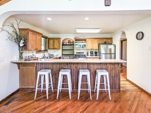 Jääkaappi, mikroaaltouuni, uuni, astianpesukone