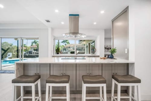 Luxury Modern Waterfront 3 BR/ 8 guest Villa W/ Pool, Stunning View, 5 Min-Beach