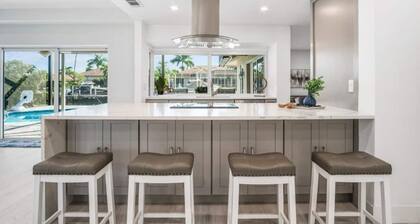 Luxury Modern Waterfront 3 BR/ 8 guest Villa W/ Pool, Stunning View, 5 Min-Beach