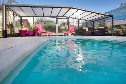 Villa with heated pool 900m from the sandy beach