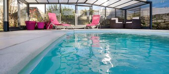 Villa with heated pool 900m from the sandy beach