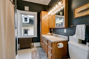 Bathtub, towels, soap, shampoo - Historic Beauty w Modern Updates Near Taylor's Falls (Osceola)
