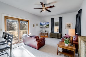 Smart TV, fireplace, books, offices