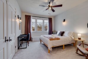 4 bedrooms, desk, travel cot, WiFi - Historic Beauty w Modern Updates Near Taylor's Falls (Osceola)