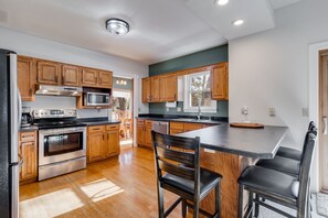 Kjøleskap, mikrobølgeovn, ovn og kokeplater