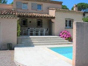 Outdoor pool, a heated pool - Maison Moderne Avec Piscine Privée Chauffée, et Proche Commerces (Roquebrune-sur-Argens)