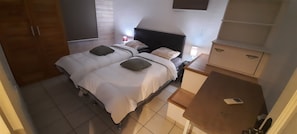 4 chambres, fer et planche à repasser, lit parapluie, Wi-Fi gratuit