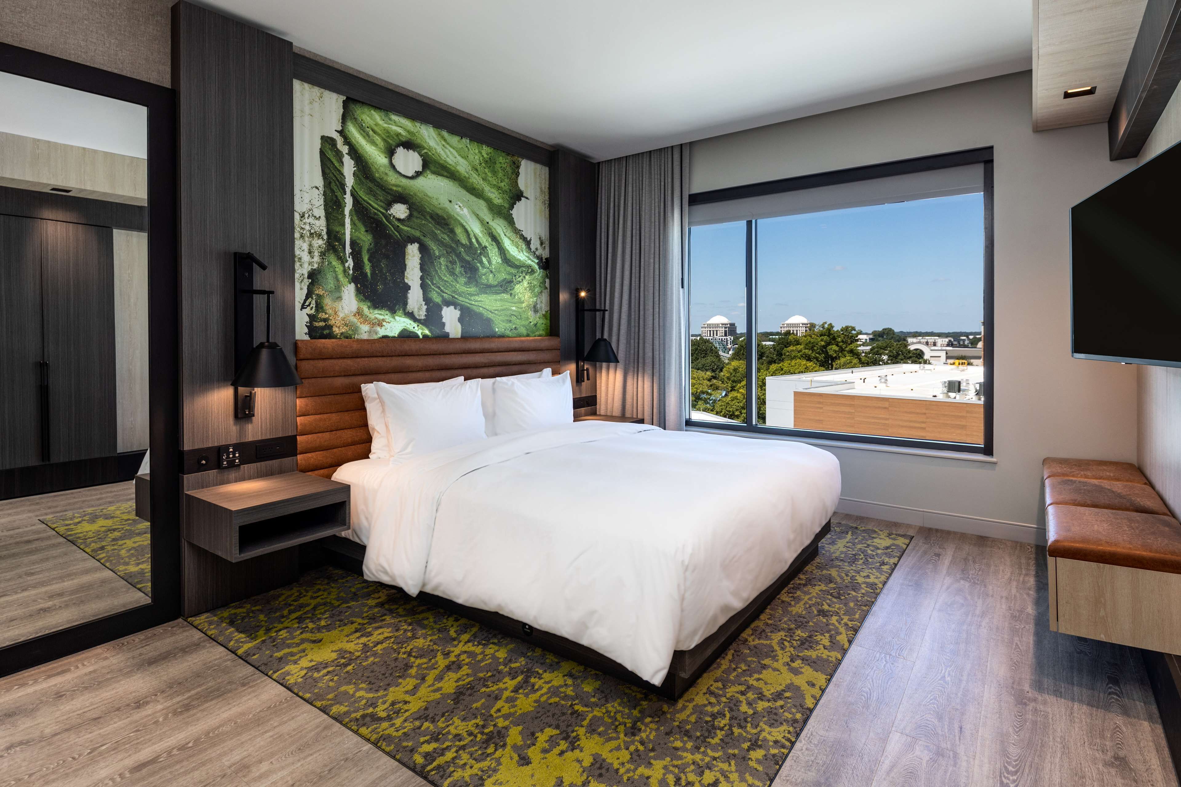 Ropa de cama hipoalergénica y caja de seguridad en la habitación . Hyatt Centric SouthPark Charlotte