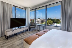 Deluxe-rum - 1 kingsize-säng | Allergitestade sängkläder, värdeförvaringsskåp på rummet och skrivbord