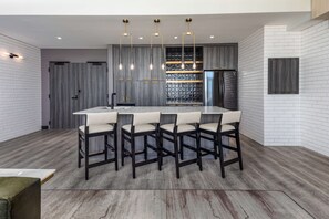 Roupas de cama antialérgicas, cofres nos quartos, escrivaninha