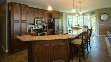 Geladeira, micro-ondas, fogão, cooktop