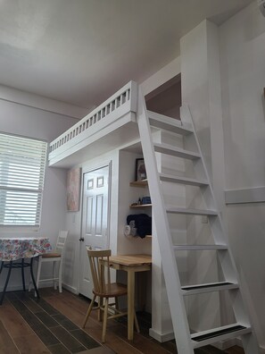 A room with a bunk bed, a desk, and a chair. - Beach Bungalow (Pensacola)