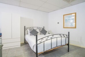 1 quarto, escrivaninha, ferros/tábuas de passar roupa, Wi-Fi