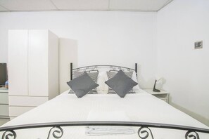 1 bedroom, desk, iron/ironing board, WiFi