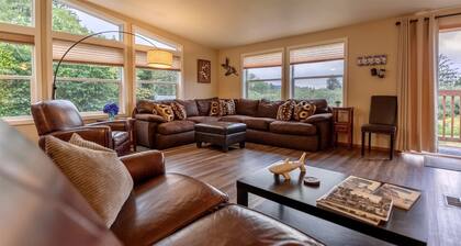 Tenmile Retreat - on water, pet friendly, parking