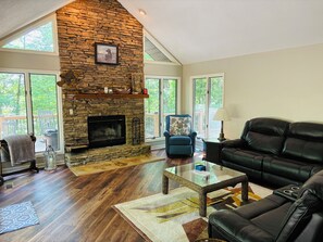 Smart TV, fireplace, video games, ping pong - 6 bed Pontoon Boat and jet ski rental, hot tub, pool table, trampoline & more (Wedowee)