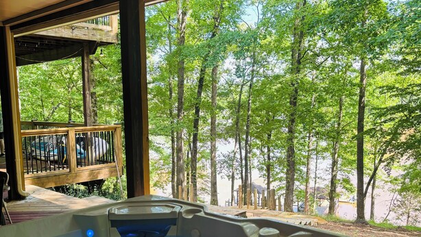 Un jacuzzi con vistas a un bosque.