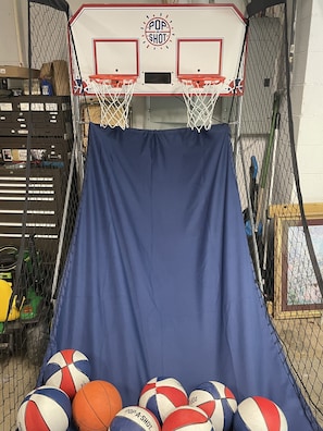 Un canestro da basket con una rete e una tenda blu.