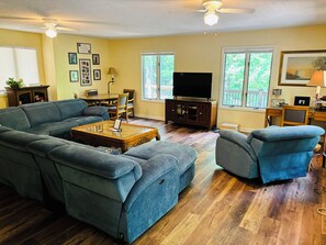 スマートテレビ、暖炉、テレビゲーム、卓球台