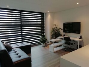 Smart TV, chimenea, libros y oficina 
