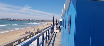 House with XXS swimming pool, in the heart of town, 900 m from the beach