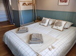 3 slaapkamers, een strijkplank/strijkijzer, reisbedje, gratis wifi