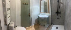 Baignoire, sèche-cheveux, serviettes fournies
