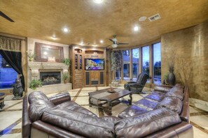 Televisión, chimenea, reproductor de DVD y futbolito 