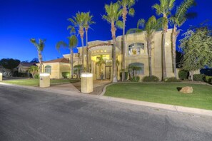 Exterior - STUNNING 8 Bedrm Mansion! Heated Pool/Spa, Theater (Chandler)