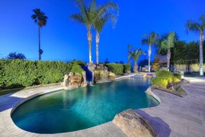 Alberca al aire libre y alberca climatizada