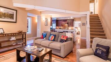 Condo, 2 Bedrooms | Living room