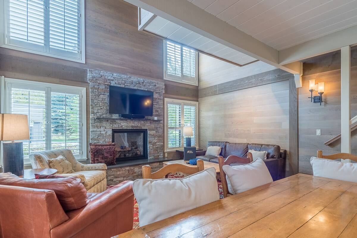 Condo, 3 Bedrooms | Living room