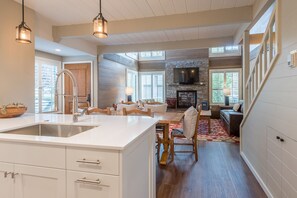 Condo, 3 Bedrooms | Private kitchen