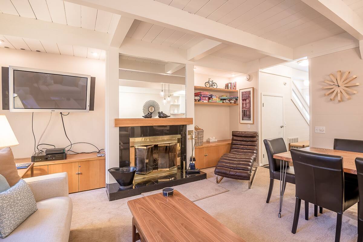Condo, 2 Bedrooms | Living room