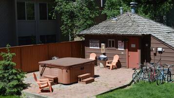 Condo, 2 Bedrooms | Property grounds